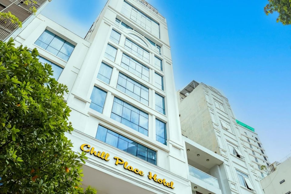 빨간그네가 입점한 Chill Place Hotel 외관과 간판